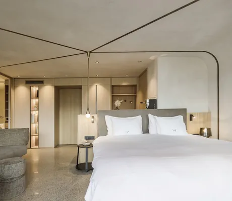 Modern gestaltetes Doppelzimmer mit Bett und beleuchteten Schrankwänden im Hotel Winkler