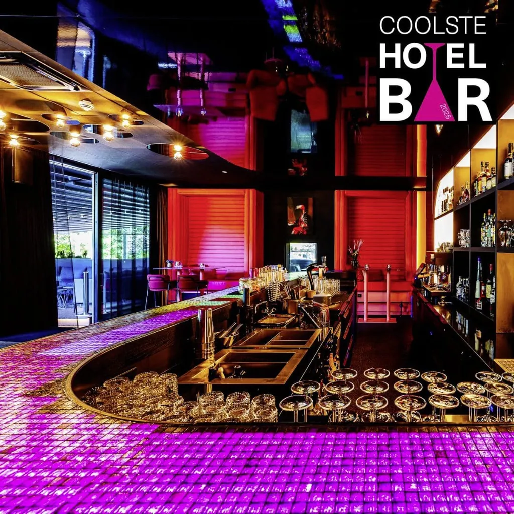 pink beleuchtete Bar im The Flamingo nordicwave hotel mit Logo Coolste Bar