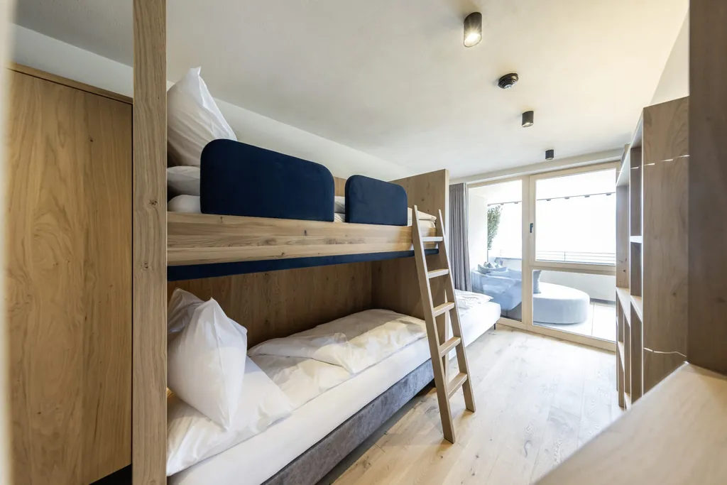 Etagenbett im DAS GERSTL Family Resort mit Blick auf den Balkon