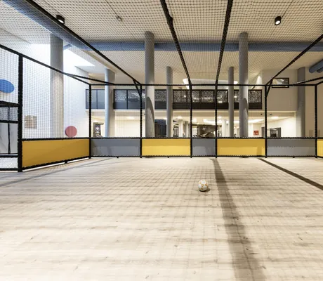 Indoor-Ballspielplatz mit Netzeinfassung im DAS GERSTL Family Resort