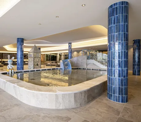 Kinderbecken im DAS GERSTL Family Resort mit Rutsche und Hasen am Beckenrand