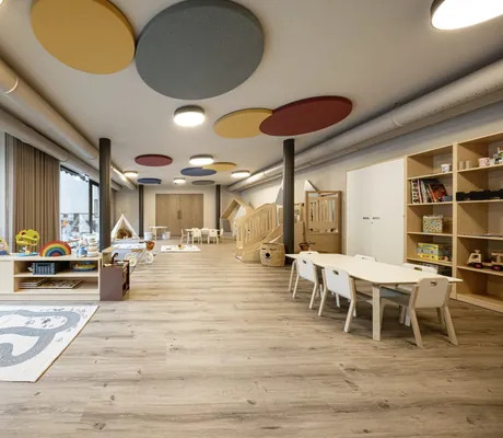 Raum für Kinderbetreuung mit bunten Kreisen an der Decke im DAS GERSTL Family Resort