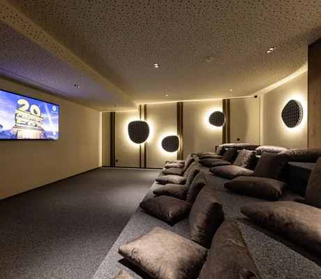 Kino im DAS GERSTL Family Resort mit gemütlichen Kissen auf den Stufen