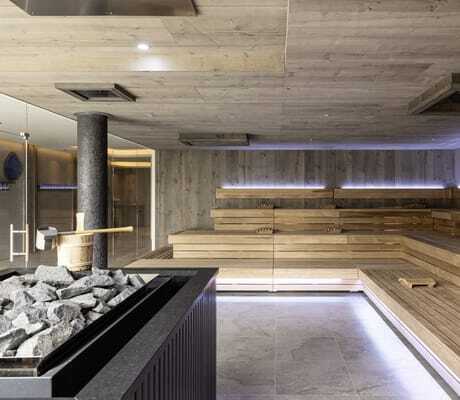 große Sauna mit Holzdecke im DAS GERSTL Family Resort