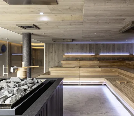 große Sauna mit Holzdecke im DAS GERSTL Family Resort