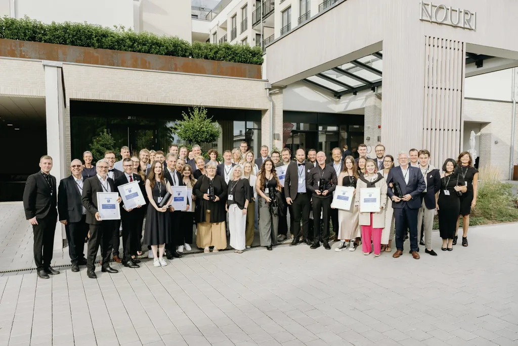 Die Sieger des Grand Prix der Tagungshotellerie 2025 mit ihren Urkunden und Trophäen vor dem Nouri Hotel