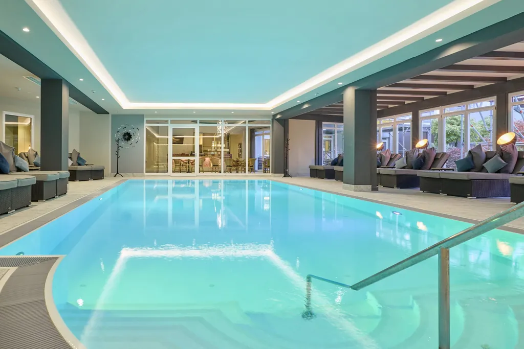Indoorpool im Hotel Holzapfel mit beleuchteter Decke