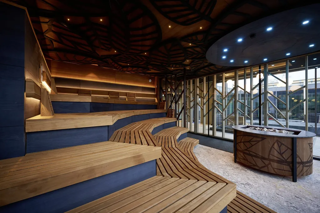 Panoarmasauna im Hotel Holzapfel mit Holzb&auml;ttern als Deko an der Decke