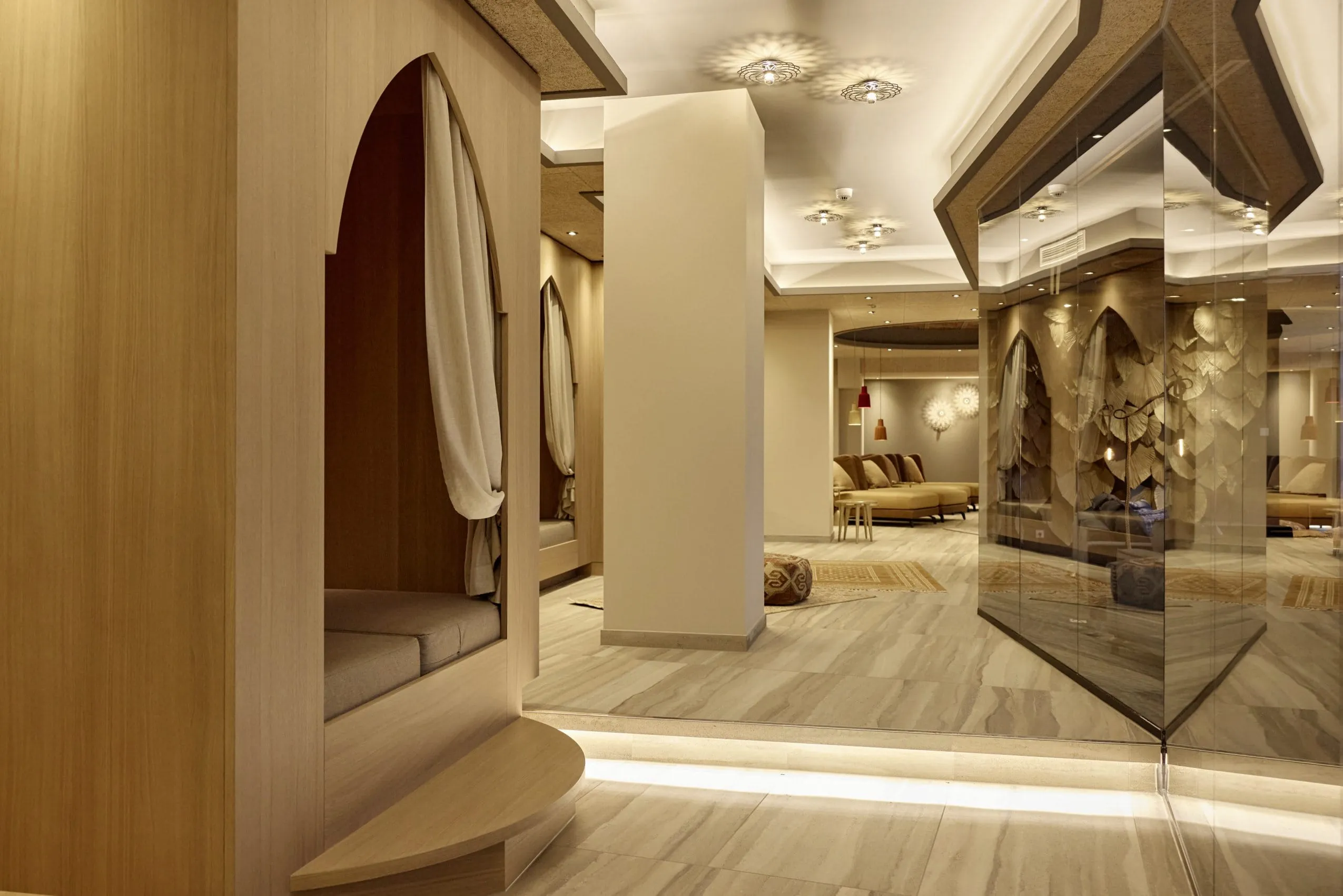 Gang mit Spiegels&auml;ule und Ruhekojen im Hotel Holzapfel