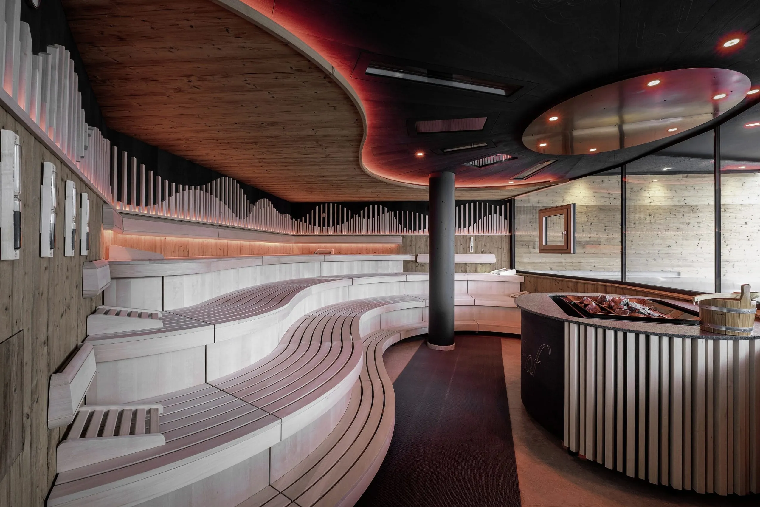 gro&szlig;e Sauna im Wellness & Naturhotel Tonihof****S mit roter Beleuchtung und Panoramafenstern