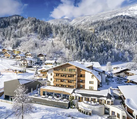 Außenansicht des Hotel Schwarzbrunn im Winter