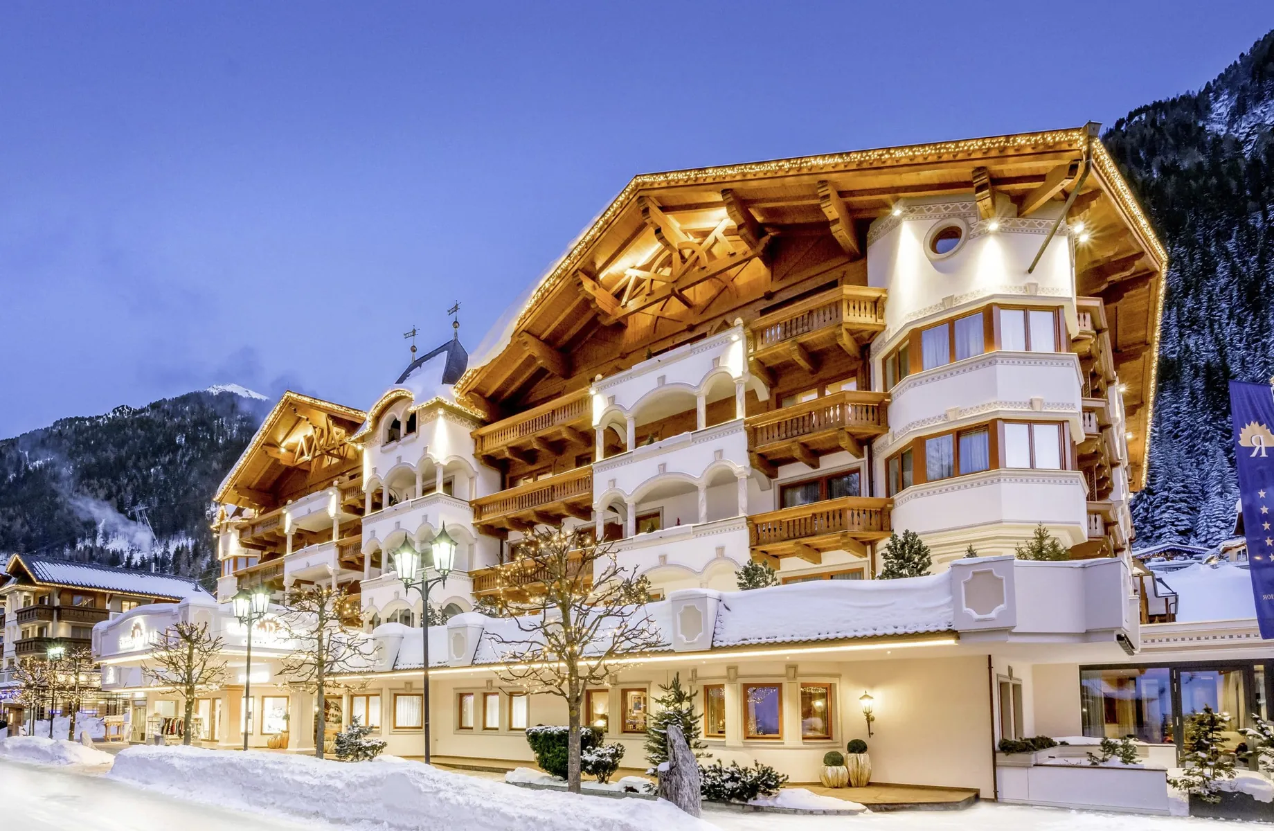 Außenansicht des beleuchteten Trofana Royal Resort im Winter