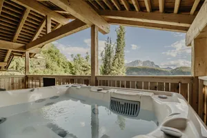 Whirlpool auf dem großen Balkon des Baumchalet mit Blick auf die Dolomiten im Chalet Resort ZU KIRCHWIES