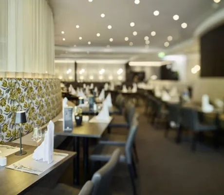 Restaurantbereich im Tagungshotel Esperanto mit runder geblümter Sitzecke