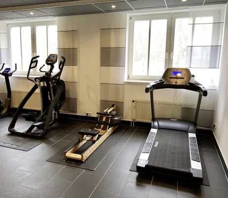 Fitnessgeräte im kleinen Fitnessraum des Parkhotel Fasanerie