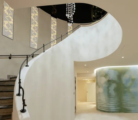 Treppenaufgang rund mit Kristallen an der Decke im Alpenresort Schwarz