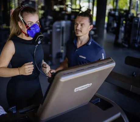 Therapeut misst Stoffwechsel einer Frau mittels Atemmaske im Alpenresort Schwarz