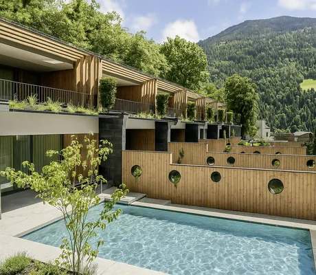 Private Pool in den neuen Realx Suiten des Alpenschlössel abgetrennt durch Holzwände mit Bullaugen