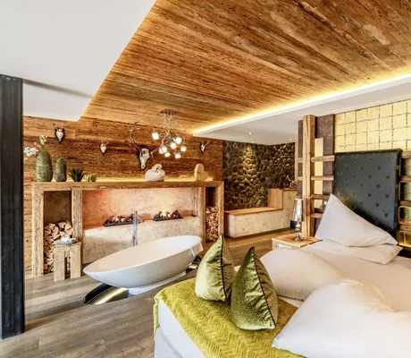 Suite mit freistehender elyptischer Badewanne und Holzdecke im Andreus Resort