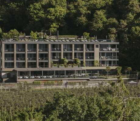Außenaufnahme des Hotel Avidea inmitten der Wälder rund um Algund
