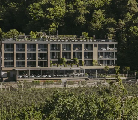 Außenaufnahme des Hotel Avidea inmitten der Wälder rund um Algund