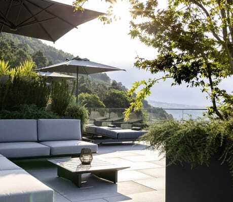 Lounge-Sitzecke mit beigen Polstern auf der Terrasse des Avidea