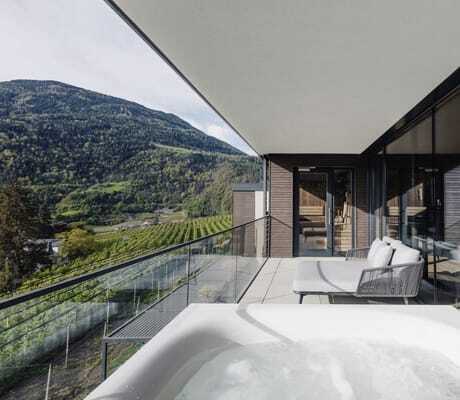 Whirlpool und Rattanliege auf dem Zimmerbalkon im Avidea