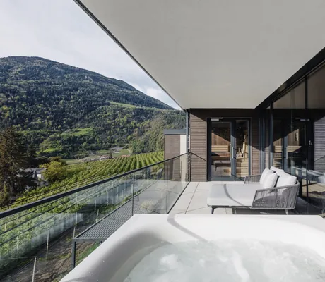 Whirlpool und Rattanliege auf dem Zimmerbalkon im Avidea