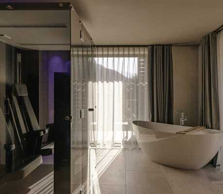 freistehende Badewanne und Infrarotkabine in der Suite des Avidea
