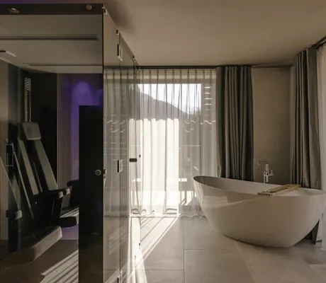 freistehende Badewanne und Infrarotkabine in der Suite des Avidea