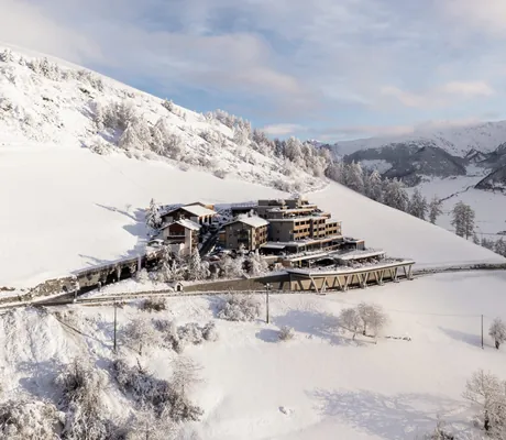 Gesamtansicht des Das Gerstl im Schnee mit Blick auf die Vinschger Berge