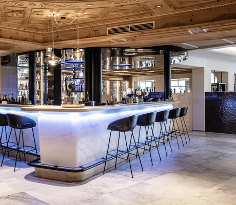 Marmorbar im Das Gerstl Alpine Retreat mit alter Holzdecke