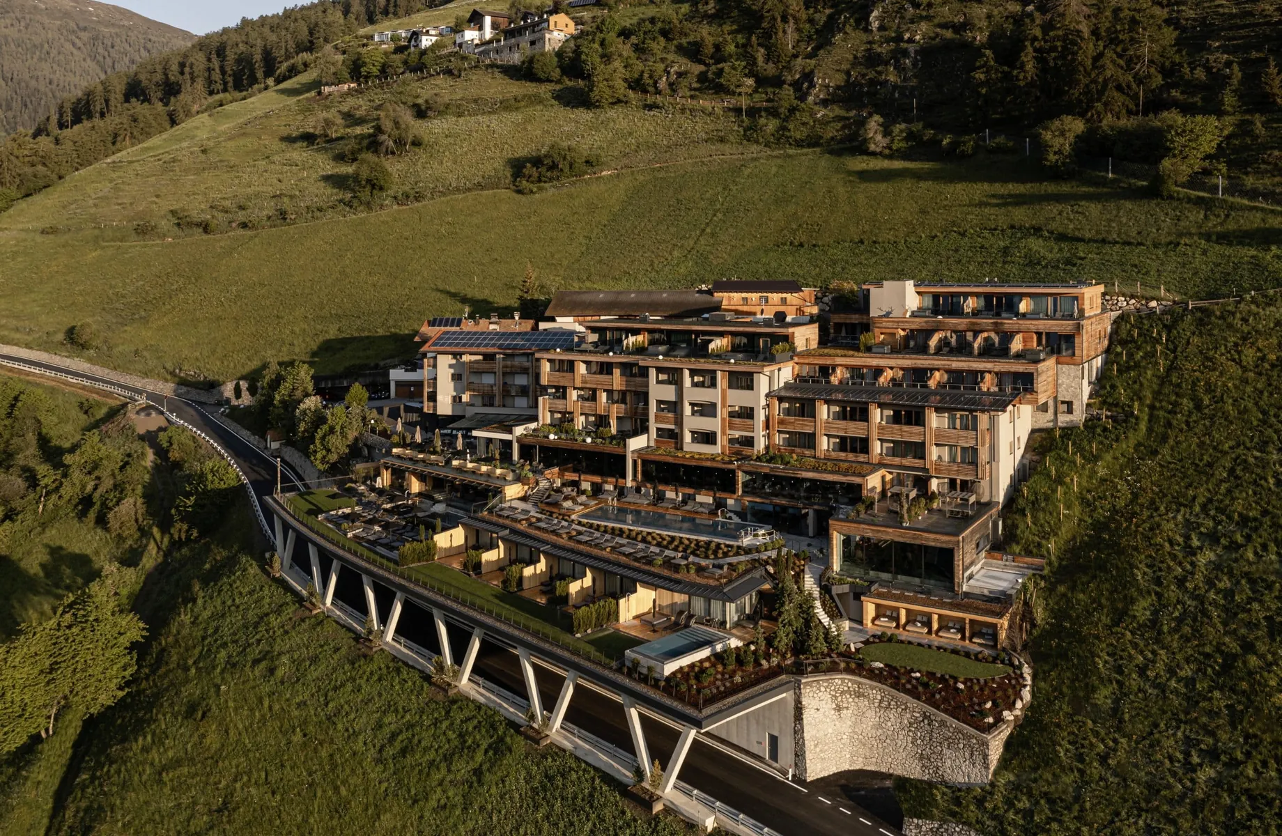 Gesamtansicht des Das Gerstl Alpine Retreat im Sommer von oben