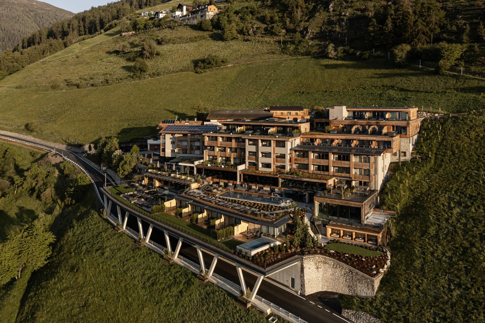 Gesamtansicht des Das Gerstl Alpine Retreat im Sommer von oben