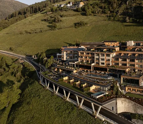 Gesamtansicht des Das Gerstl Alpine Retreat im Sommer von oben