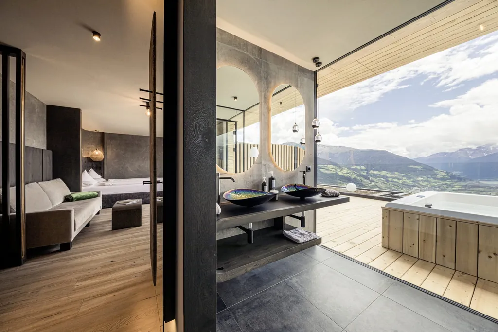 Suite mit Whirlpool auf dem Balkon und Badezimmer mit geschwungenen Waschbecken im Das Gerstl Alpine Retreat