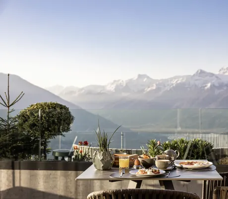 gedeckter Frühstückstisch auf der Terrasse mit Blick auf die Vinschger Berge im Das Gerstl Alpine Retreat