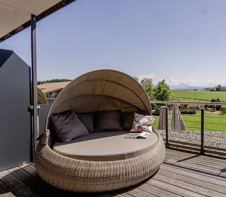 Korb-Liegemuschel auf der Terrasse des Das Weitblick Allgäu mit Blick über die Wiesen
