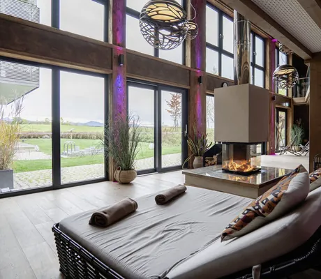 Ruheraum im Das Weitblick Allgäu mit Kaminfeier und runden Designerleuchten