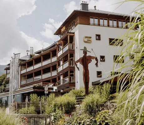 Fassade Das.Goldberg mit Metall-Skulptur eines Mannes