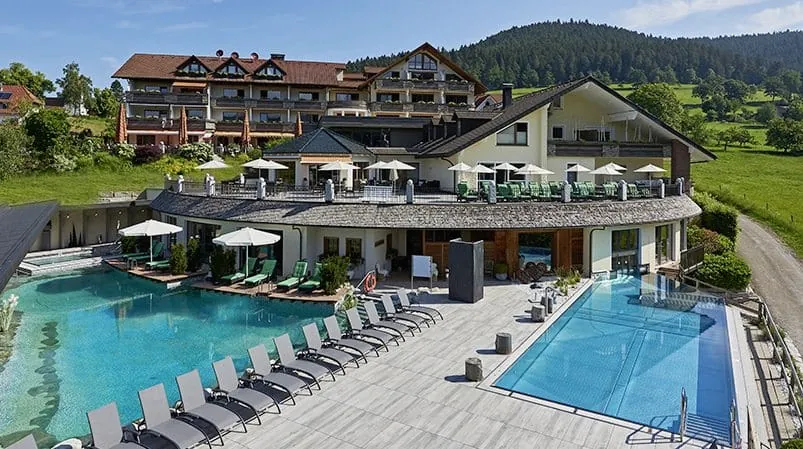 Außenaufnahme mit Outdoorpool und Badeteich des Heselbacher Hof