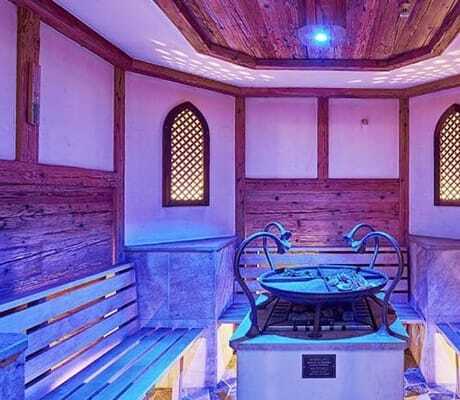 Sauna im Heselbacher Hof mit zwei vergitterten Fenstern und vier Dampfhähnen am Ofen