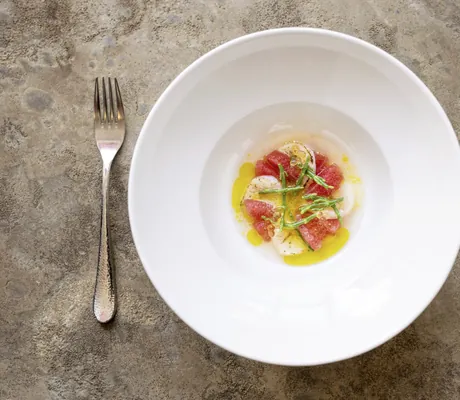 Gericht mit wildem Spargel auf weißem Teller im Moselschlösschen Spa & Resort