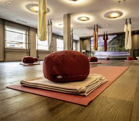 Yogaraum im Moselschlösschen Spa & Resort mit Aerial-Yogatüchern, Matten und Kissen
