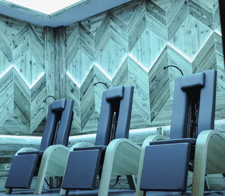 Infrarotsitze im Lumina Vitralis-Raum im Panorama Royal mit Holzvertäfelung und blauem Licht