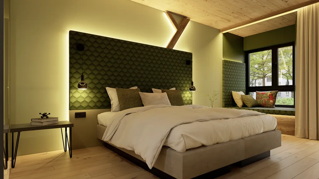 Doppelbett mit moosgrüner Rückwand und Sitzecke im Fensterrahmen im Panorama Royal