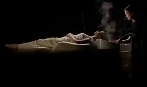 Kopf von Frau in weißem Gewand wird von anderer Frau im Becken behandelt im Posthotel Achenkirch