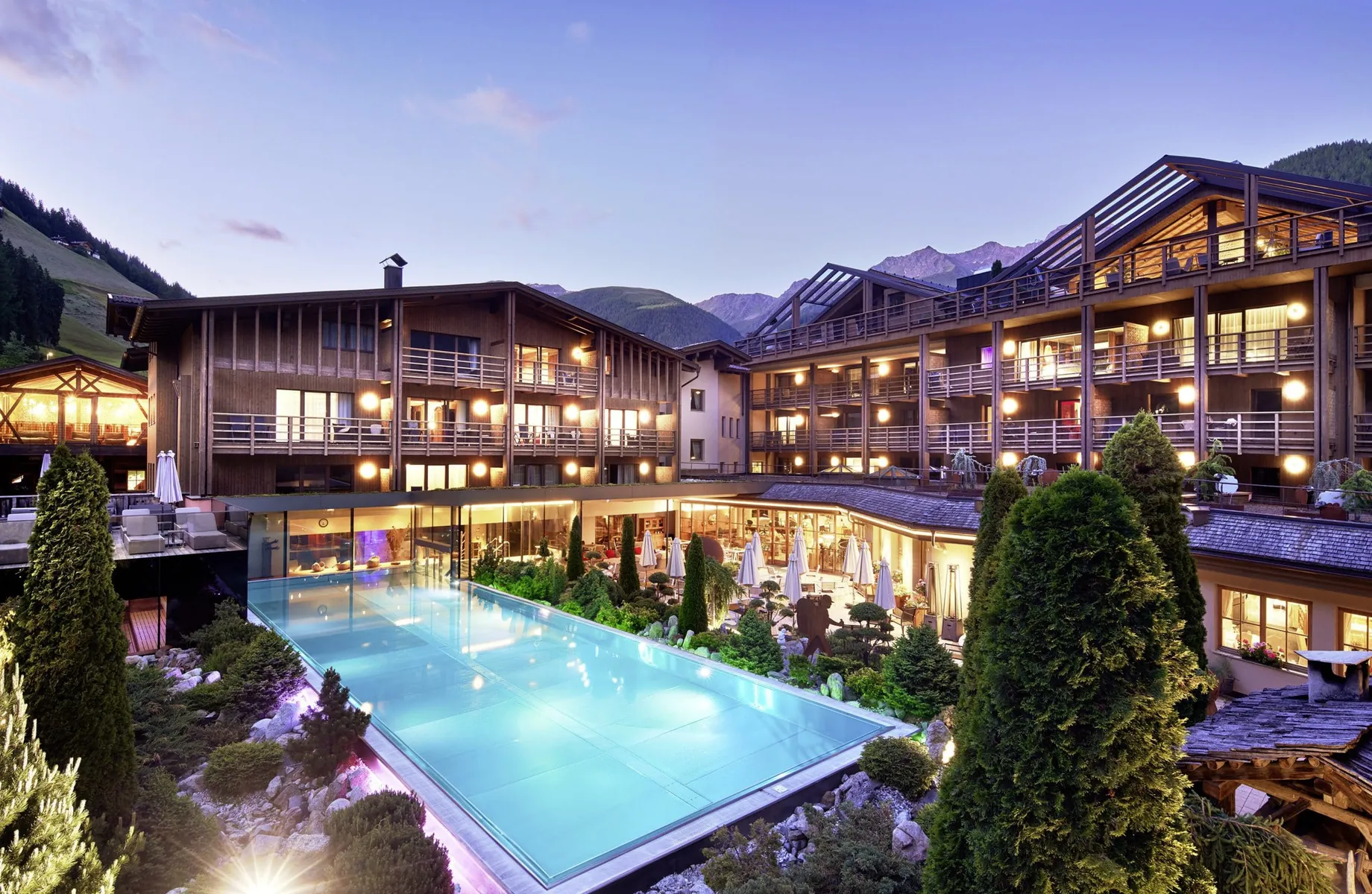 Outdoorpool im Hotel Quelle Nature Spa Resort eingebettet in die Fassade und den Wellnessgarten des Hotels