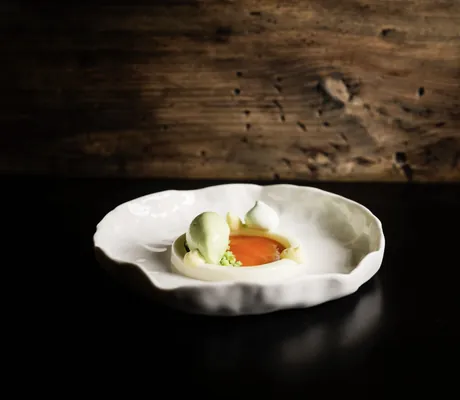 Nocke auf rundem gewellten Teller im Romantik Hotel Stafler