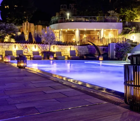 Bastlaterne am Beckenrand des beleuchteten Außenpools des Romantischer Winkel